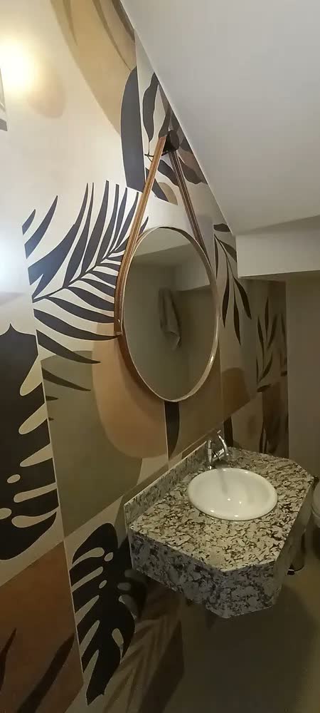 foto de Espelho Redondo 60cm Adnet Alça de Couro Preto Dupla Costura e Suporte em Alumínio Quarto, Banheiro, Sala MF901