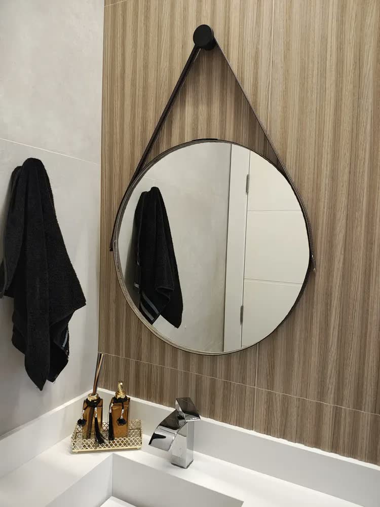 foto de Espelho Redondo 60cm Adnet Alça de Couro Preto Dupla Costura e Suporte em Alumínio Quarto, Banheiro, Sala MF901