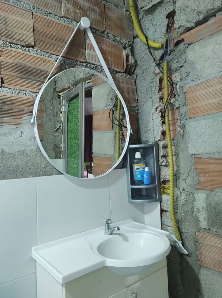 foto de Espelho Redondo 60cm Adnet Alça de Couro Marrom Café Dupla Costura e Suporte em Alumínio Quarto, Banheiro, Sala MF901