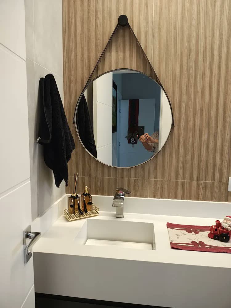 foto de Espelho Redondo 60cm Adnet Alça de Couro Marrom Café Dupla Costura e Suporte em Alumínio Quarto, Banheiro, Sala MF901