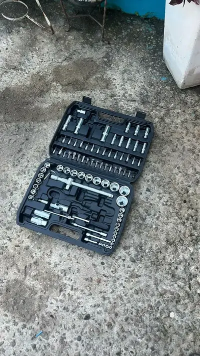 foto de Jogo De Ferramentas Soquetes Encaixe 1/4 E 1/2 Pol. Catraca Reversível Aço Crv 94 Peças Com Maleta Tkf94 The Black Tools