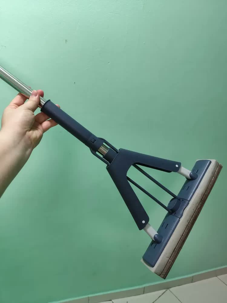 foto de Esfregão Mop Para Limpeza Multiuso Vassoura Mágica Rodo com Sistema De Prensa Esponja Alta Absorção