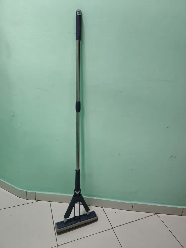 foto de Esfregão Mop Para Limpeza Multiuso Vassoura Mágica Rodo com Sistema De Prensa Esponja Alta Absorção