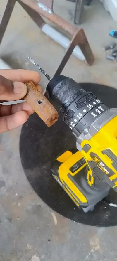 foto de Parafusadeira Furadeira De Impacto Profissional Sem Fio 2 Baterias 21v Com Maleta Tb-21yx The Black Tools