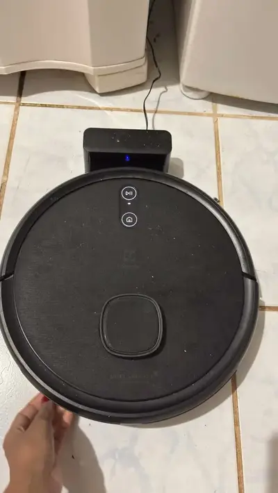 foto de Robô Aspirador de pó 4 em 1 Electrolux Wi-Fi MOP Passa Pano Seco e Úmido até 1h40 de Bateria App Mapeamento Laser Inteligente Alexa e Conectividade Google Home Experience sensor Antiqueda ERB60 Bivolt