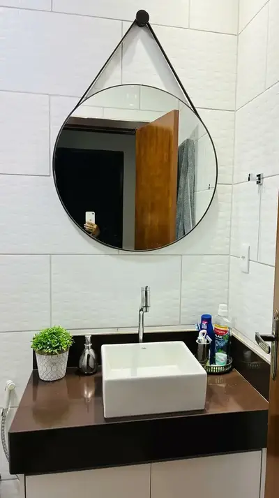 foto de Espelho Redondo Adnet Decorativo Lyo 70cm com Alça Preto