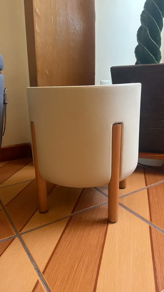 foto de Vaso De Planta Com Pé De Madeira Decoração Moderna Para Casa