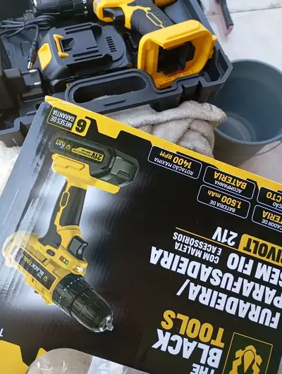 foto de Parafusadeira Furadeira De Impacto A Bateria 21V 3/8” Bivolt 1400 Rpm Com Acessórios E Maleta TB-21PZW The Black Tools