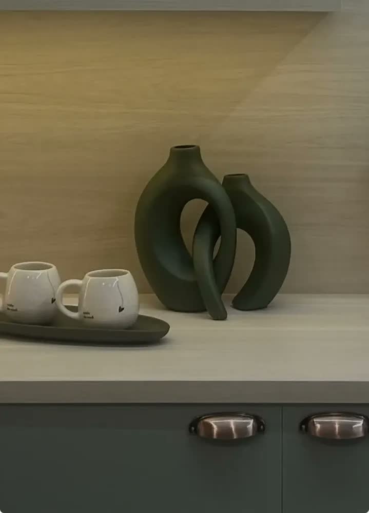 foto de Vaso Decorativo Enfeite Mônaco Em Cerâmica Entrelaçado Sala Cor Verde-escuro Fosco