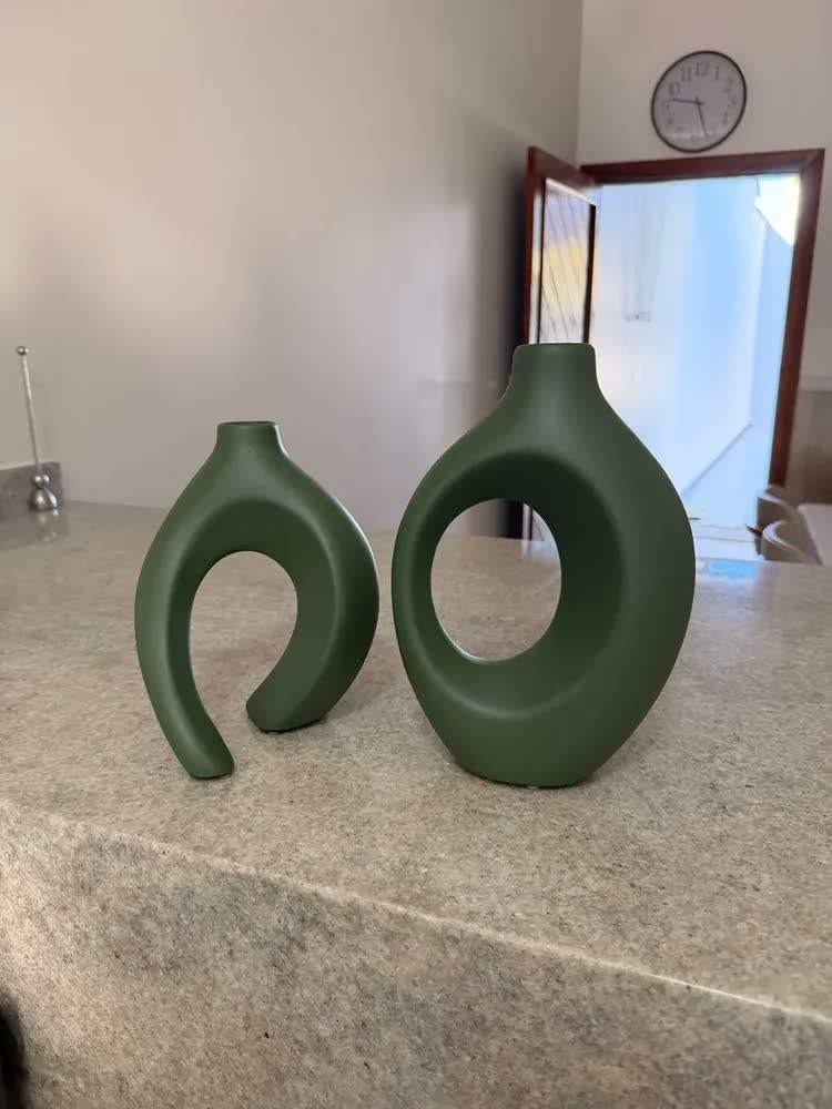 foto de Vaso Decorativo Enfeite Mônaco Em Cerâmica Entrelaçado Sala Cor Verde-escuro Fosco