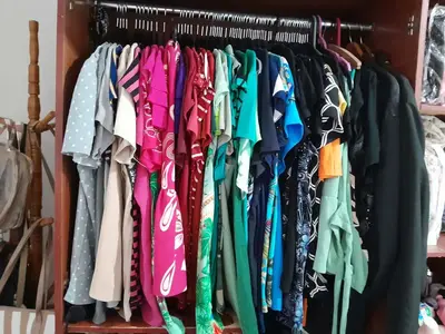foto de Cabide Veludo Preto Antiderrapante Slim Kit 50 Unidades Com Gancho Giratório