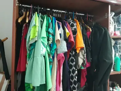 foto de Cabide Veludo Preto Antiderrapante Slim Kit 50 Unidades Com Gancho Giratório