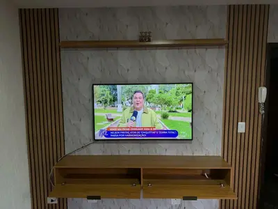 foto de Rack Tv 75 Pol. Suspenso 180cm 2 Portas Lila Cinamomo Z49 - Cinamomo