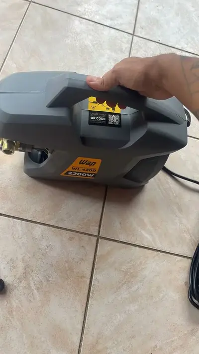 foto de Lavadora e Desobstruidora de Alta Pressão WAP WL 4200 Ultra 5 Pistões 2200w 1305psi 510l/h Com Jato Regulável e Motor de Indução 127V