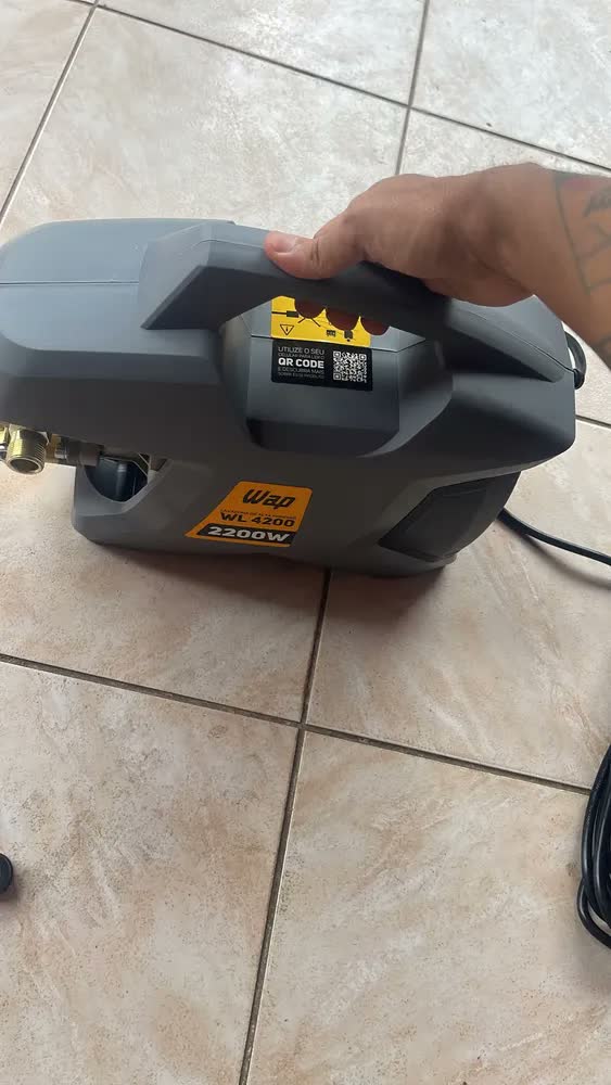 foto de Lavadora e Desobstruidora de Alta Pressão WAP WL 4200 Ultra 5 Pistões 2200w 1305psi 510l/h Com Jato Regulável e Motor de Indução 127V