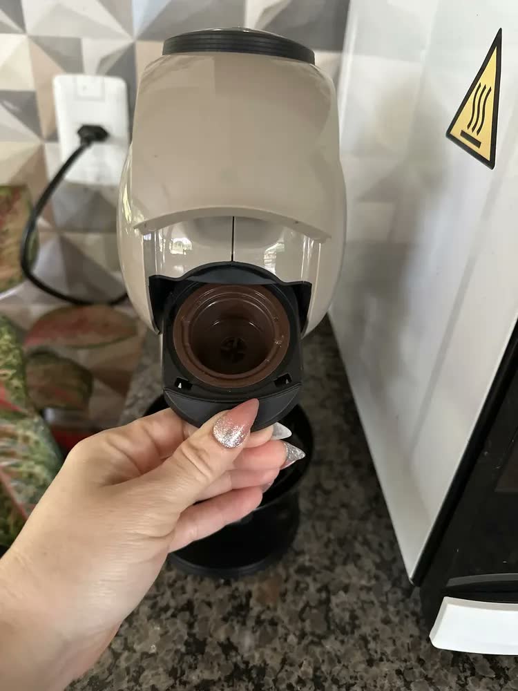 foto de Cafeteira Nescafé Dolce Gusto Genio S Basic Taupe 110v Cor Bege