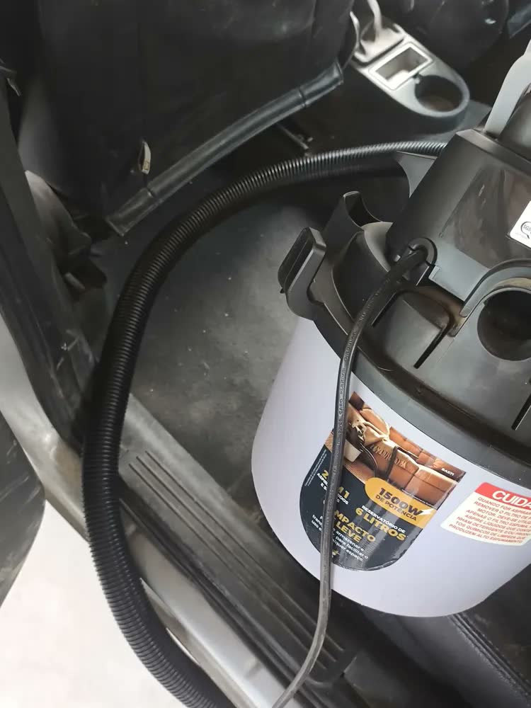 foto de Aspirador de Pó e Água Britânia 6L 1500W BAS71