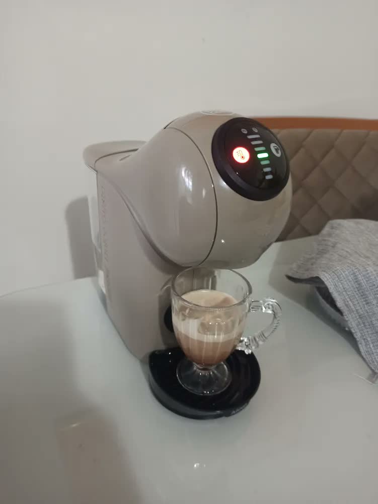 foto de Cafeteira Nescafé Dolce Gusto Genio S Basic Taupe Cor Bege