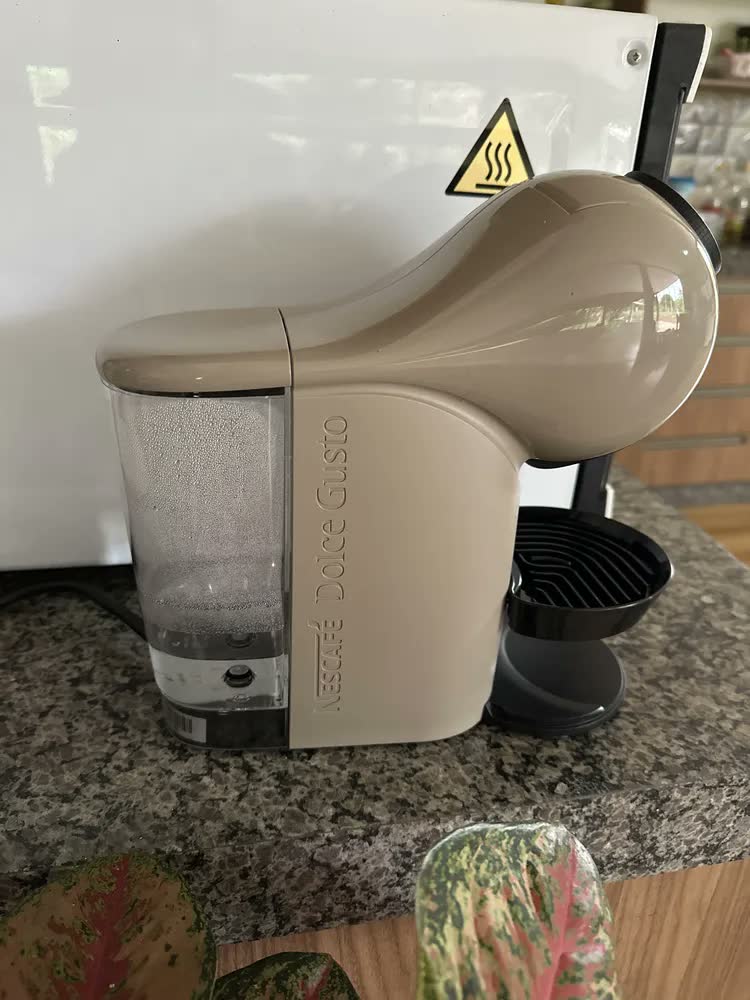 foto de Cafeteira Nescafé Dolce Gusto Genio S Basic Taupe Cor Bege