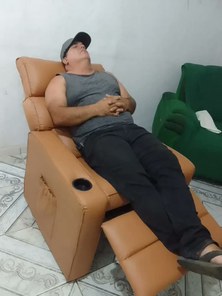 foto de Poltrona Reclinável Graça com Porta-Copos para Sala, Escritório ou Amamentação Caramelo