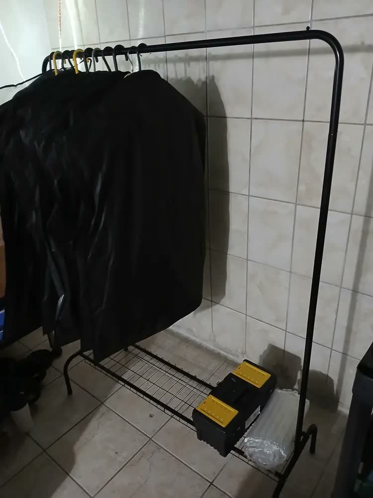 foto de Cabideiro Arara De Roupas De Chão Com Sapateira Inclusa Moderno Loja Quarto Organizador Em Aço Suporta 50kg Preto