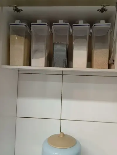 foto de Conjunto 5 Potes Herméticos 2l Multiuso Dispenser De Armazenamento De Grãos Cereais Ração Sabão Com Copo Medidor E Bico Dosador Com Travas