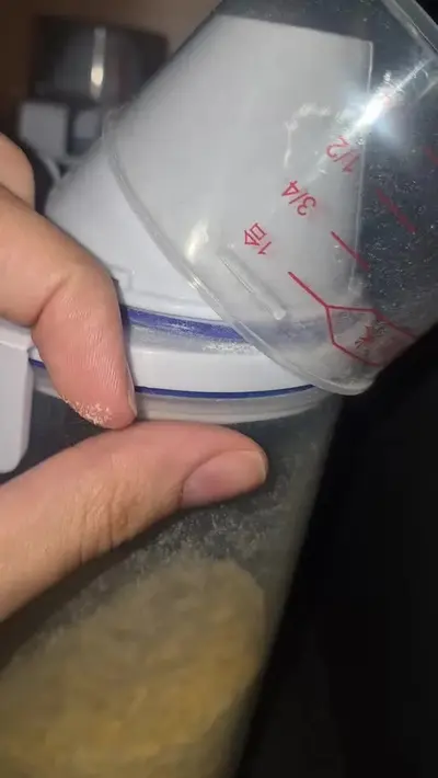 foto de Conjunto 5 Potes Herméticos 2l Multiuso Dispenser De Armazenamento De Grãos Cereais Ração Sabão Com Copo Medidor E Bico Dosador Com Travas
