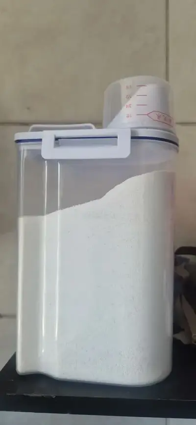 foto de Conjunto 5 Potes Herméticos 2l Multiuso Dispenser De Armazenamento De Grãos Cereais Ração Sabão Com Copo Medidor E Bico Dosador Com Travas