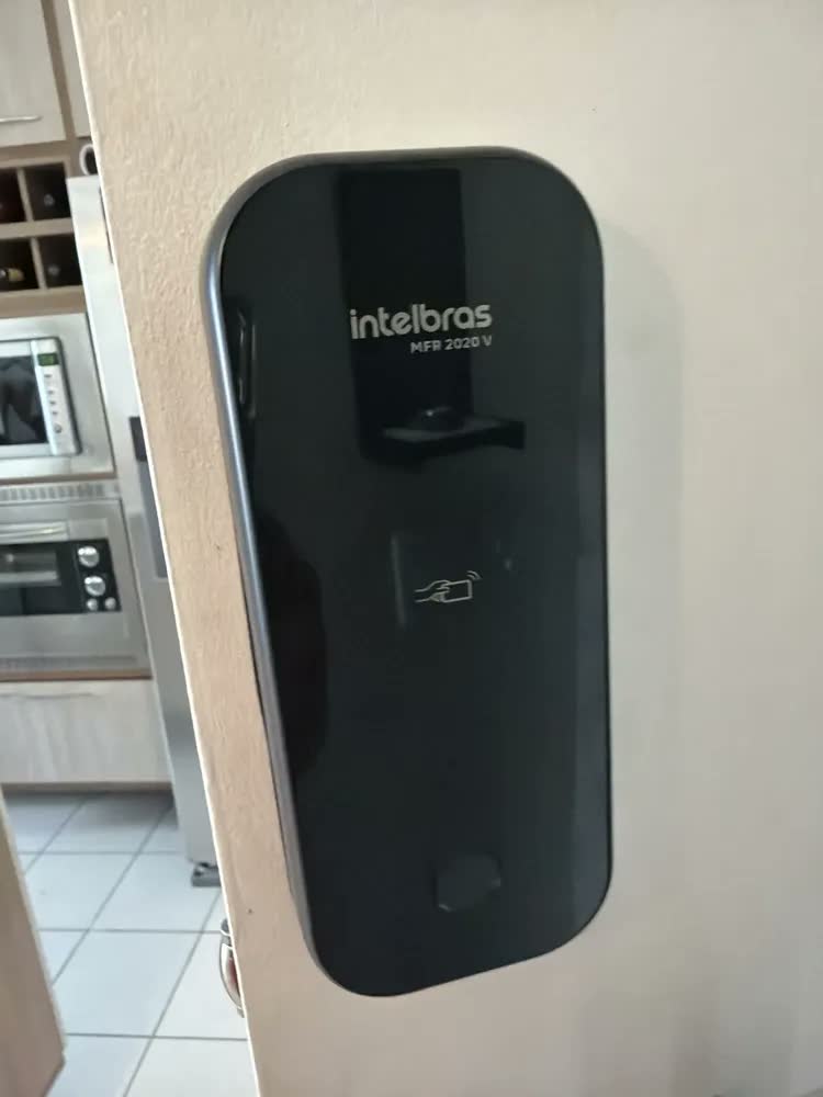 foto de Intelbras MFR 2020 V Fechadura Inteligente Sobrepor Acesso Biométrico Senha 100 Tags App Controle Remoto Cor Preta