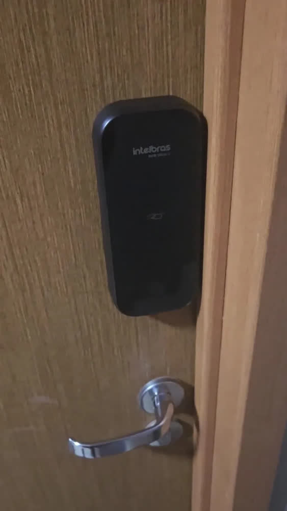 foto de Intelbras MFR 2020 V Fechadura Inteligente Sobrepor Acesso Biométrico Senha 100 Tags App Controle Remoto Cor Preta