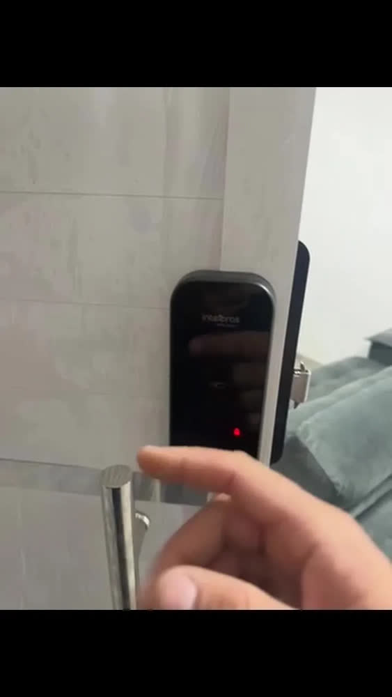 foto de Intelbras MFR 2020 V Fechadura Inteligente Sobrepor Acesso Biométrico Senha 100 Tags App Controle Remoto Cor Preta
