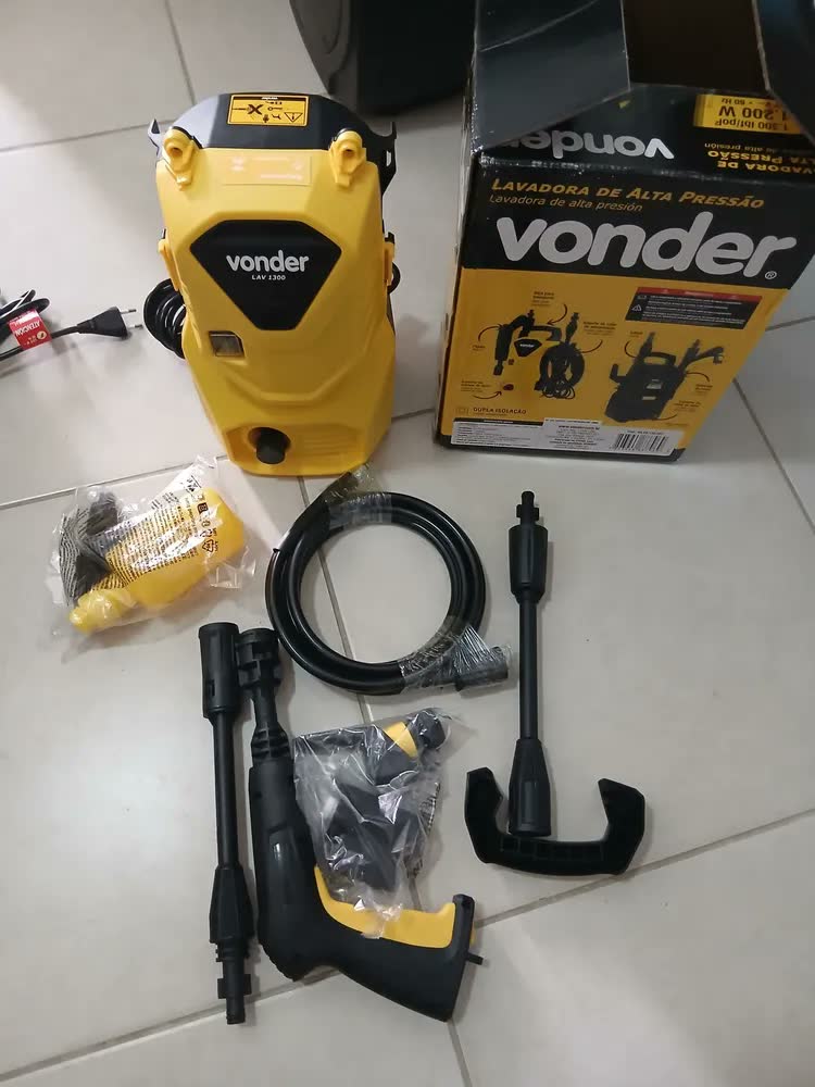 foto de Lavadora Alta Pressão Lav1300 + Aspirador Apv1010 - Vonder Cor Amarelo