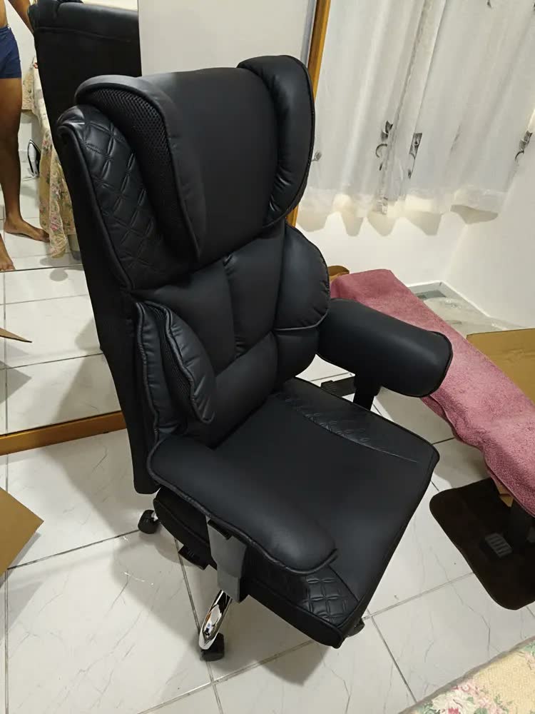 foto de Cadeira De Escritorio Poltrona Berlim Gamer Ergonômica Couro Sintético Pillow Top Reclinável Suporte Lombar Apoio De Pés E Braços Macio Resistente Suporta 200kg Luvinco