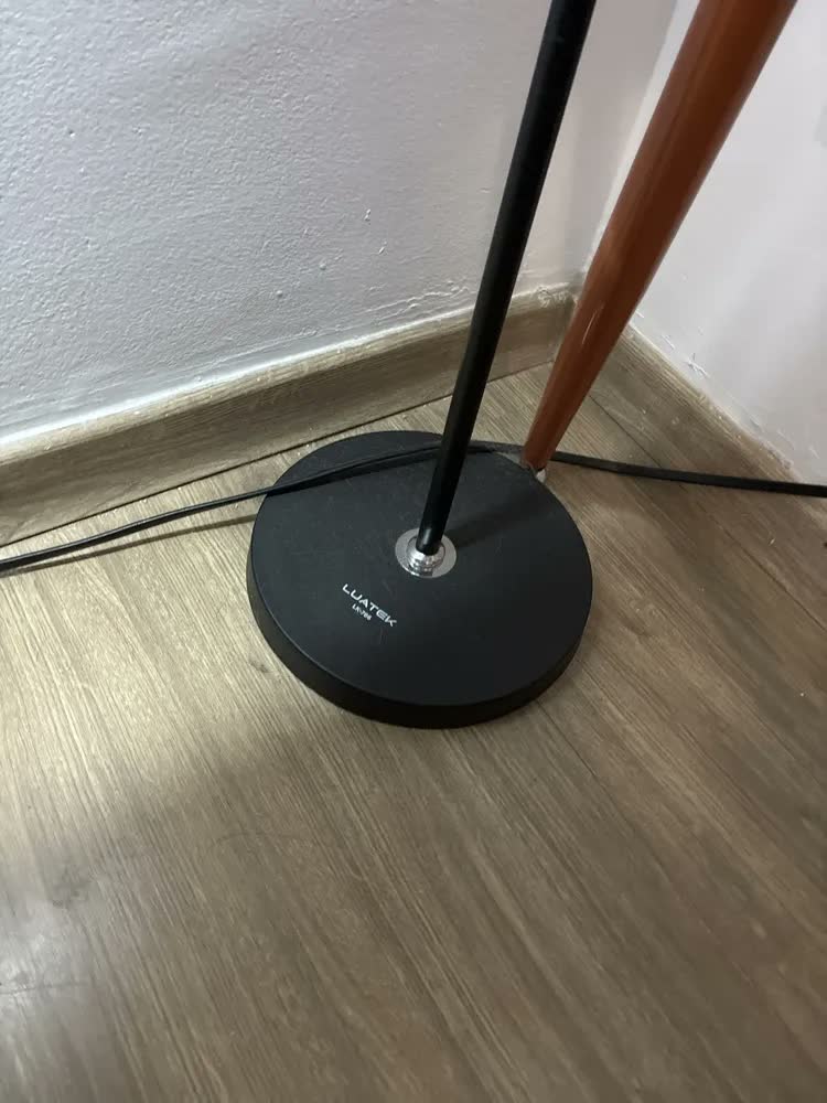 foto de Luminária de Chão Abajur Articulada 1,6m Flexível Coluna Piso Leitura Quarto Sala Cúpula Branco e Dourado Bivolt Bravvi