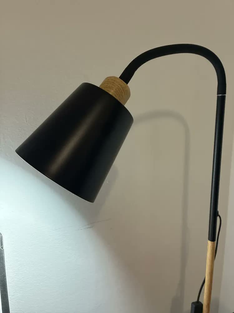foto de Luminária de Chão Abajur Articulada 1,6m Flexível Coluna Piso Leitura Quarto Sala Cúpula Branco e Dourado Bivolt Bravvi