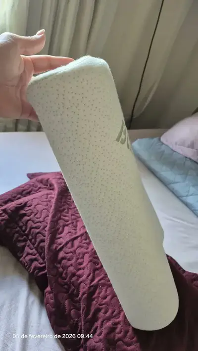 foto de Travesseiro Nasa Cervical Ortopédico Antialérgico Ergonômico Respirável Com Capa Fibra De Bambu M