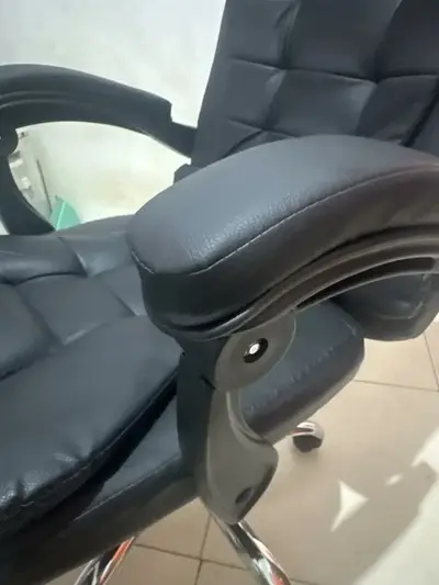 foto de Cadeira De Escritorio Presidente Rija Ajustável Preto Couro Sintético