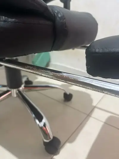 foto de Cadeira De Escritorio Presidente Rija Ajustável Preto Couro Sintético