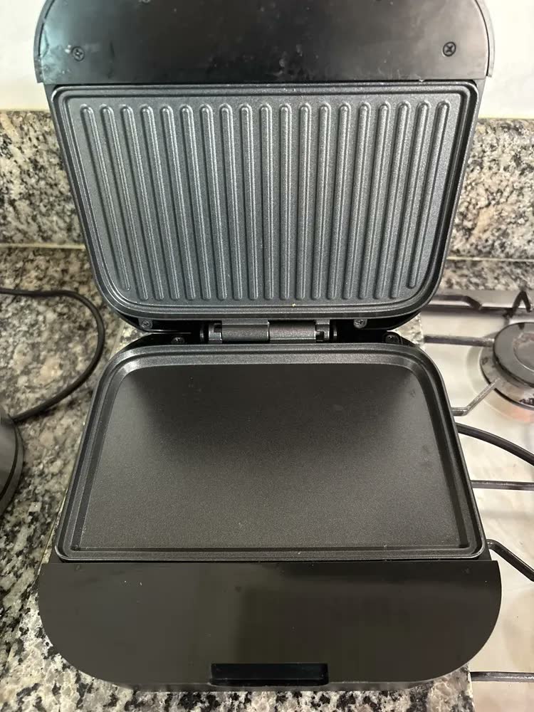 foto de Sanduicheira Elétrica Grill Antiaderente Chapa Misteira Omeleteira Crepeira Grande Preta Com Trava 750W Antiderrapante Compacta - SOFTINOX