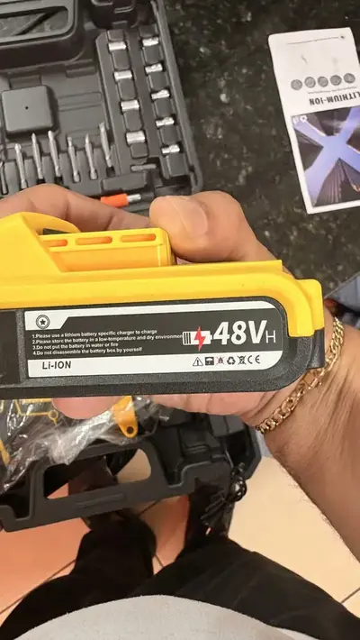 foto de Parafusadeira Furadeira Impacto Sem Fio 2 Baterias Recarregável 48v Bivolt Velocidade Ajustavel Com Travas Mandril Resistente