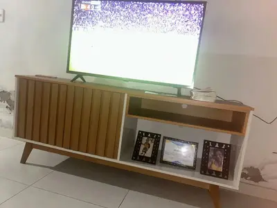 foto de Rack Para Tv 55 Polegadas Bancada Off-white/nature Ripado