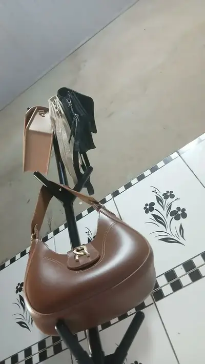 foto de Mancebo Cabideiro De Chão Com 9 Ganchos Organizador Arara Para Roupas Bolsas E Acessórios Tragaluz