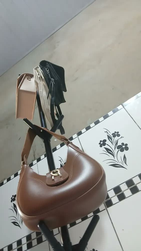 foto de Mancebo Cabideiro De Chão Com 9 Ganchos Organizador Arara Para Roupas Bolsas E Acessórios Tragaluz