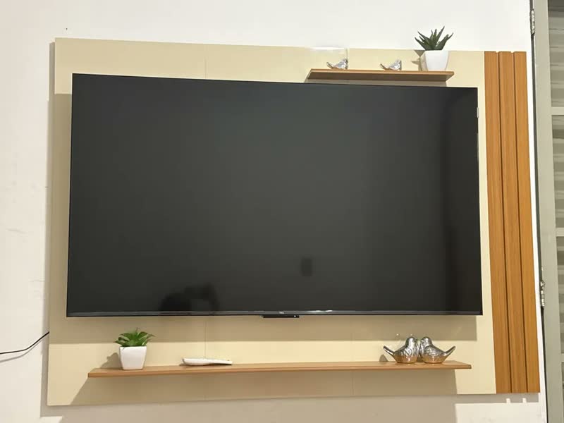 foto de Painel Para Tv Até 55 Polegadas Ripado Com Prateleiras Aden Off White/madeirado