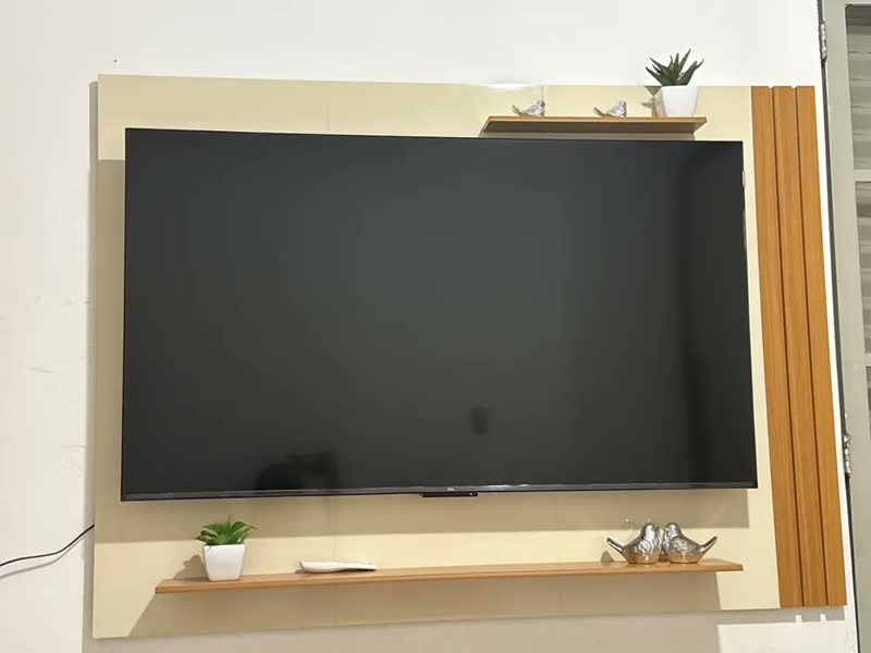 foto de Painel Para Tv Até 55 Polegadas Ripado Com Prateleiras Aden Off White/madeirado