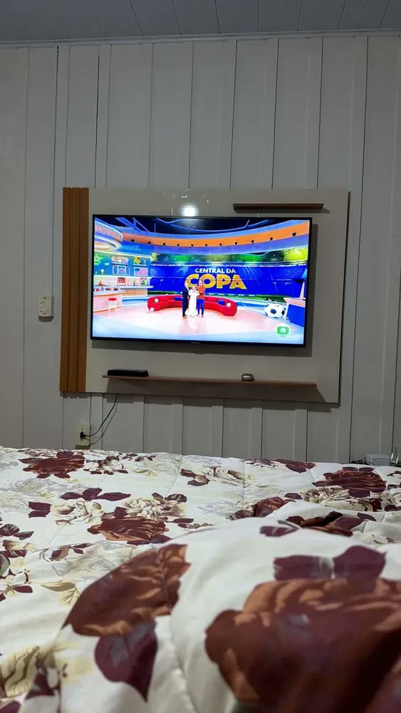 foto de Painel Para Tv Até 55 Polegadas Ripado Com Prateleiras Aden Off White/madeirado