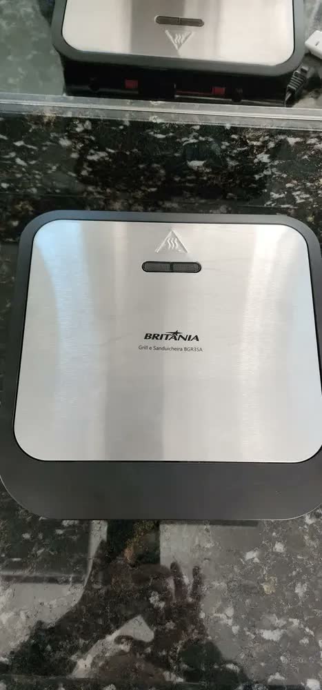 foto de Grill e Sanduicheira Britânia 2 em 1 Redstone 850W BGR35A