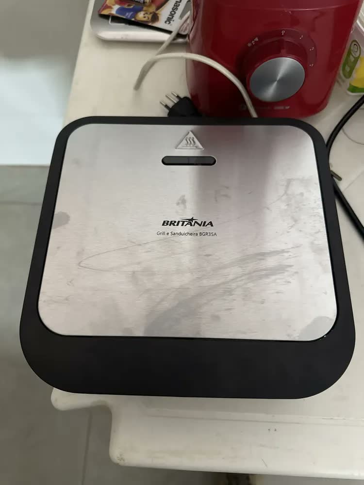 foto de Grill e Sanduicheira Britânia 2 em 1 Redstone 850W BGR35A