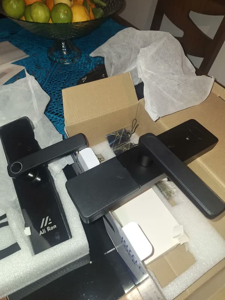 foto de Fechadura Eletrônica Digital Tuya Com Biometria, Senha, Tag E Chave Touch Anti-espião Inteligente Preta Para Porta (casa/apartamento/hotel)