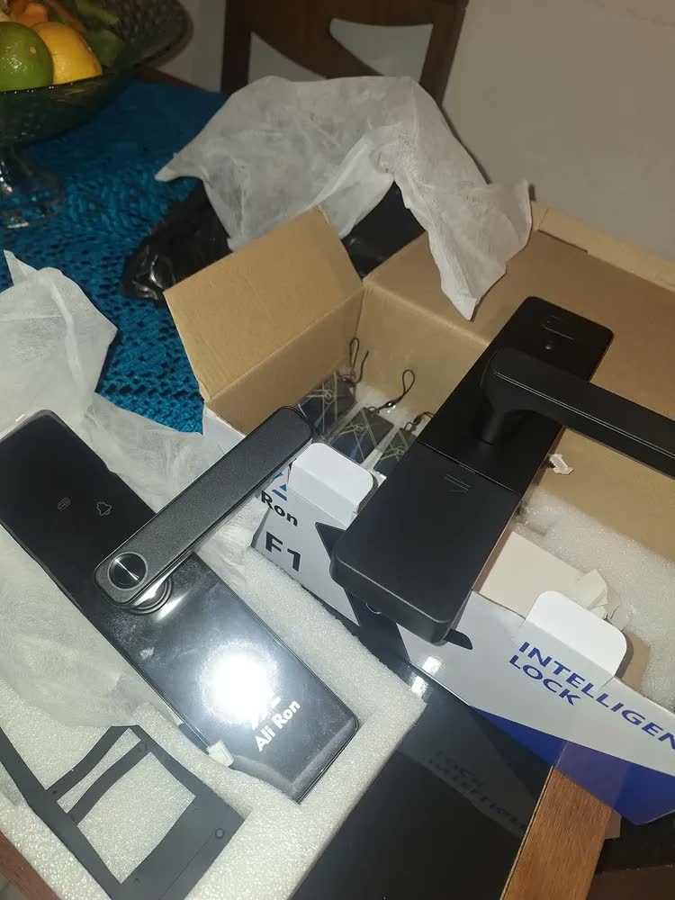 foto de Fechadura Eletrônica Digital Tuya Com Biometria, Senha, Tag E Chave Touch Anti-espião Inteligente Preta Para Porta (casa/apartamento/hotel)